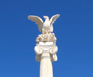 Το άγαλμα του φοίνικα στην πλατεία της Νέας Επιδαύρου-Νέα Επίδαυρος - Nea Epidavros